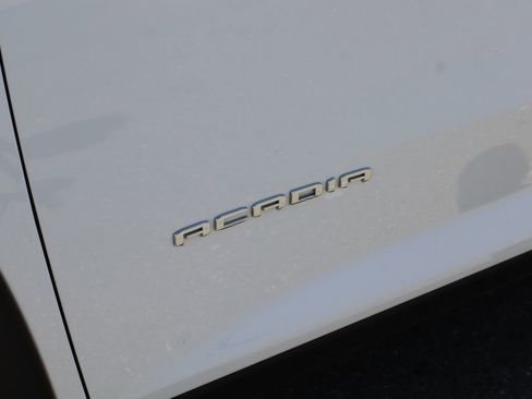 Used 2025 GMC Acadia Elevation FWD image 9