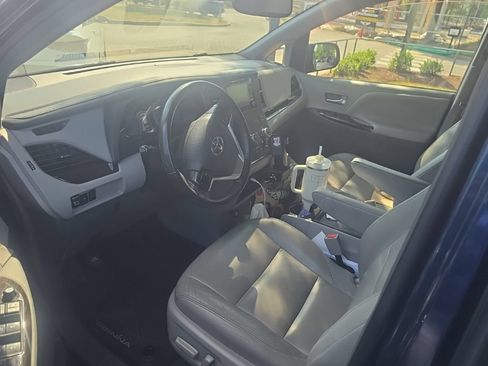 Used 2019 Toyota Sienna XLE Premium w/ Protection Package FWD image 5