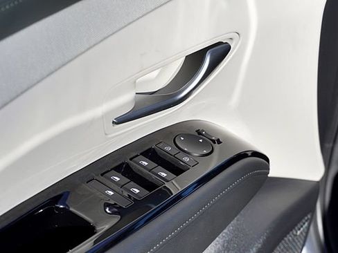 Certified 2025 Hyundai Tucson Limited AWD/4WD image 26