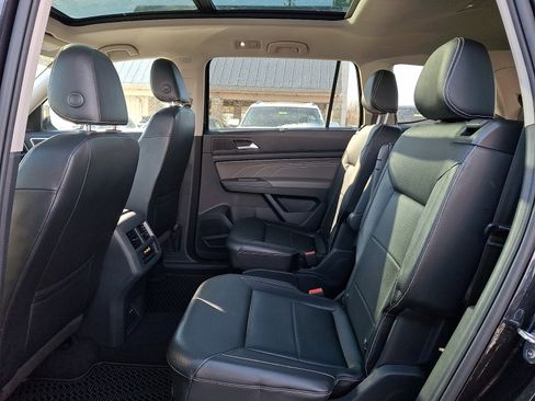 Certified 2022 Volkswagen Atlas SEL R-Line image 10