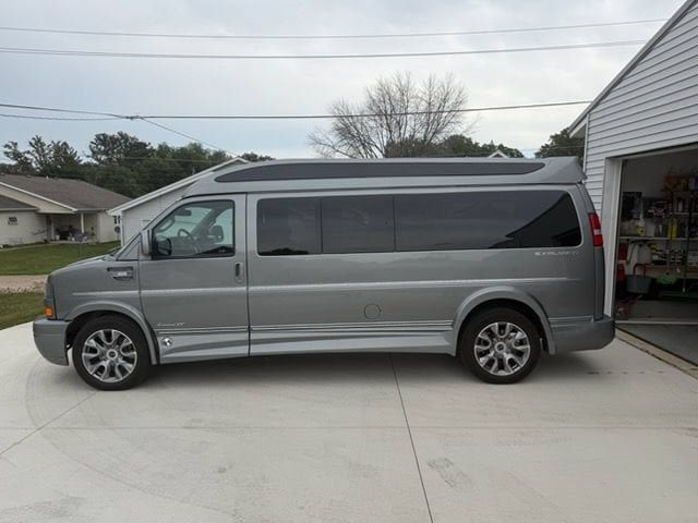 Used 2023 GMC Savana 2500 Extended RWD image 3