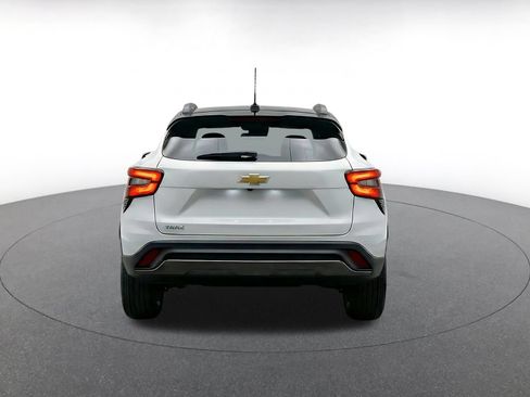 Used 2025 Chevrolet Trax LT FWD image 8