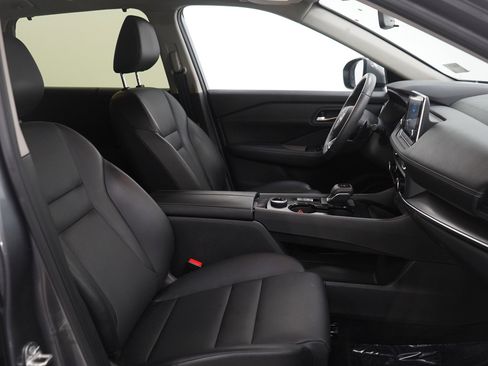 Used 2024 Nissan Rogue SV w/ SV Premium Package image 11