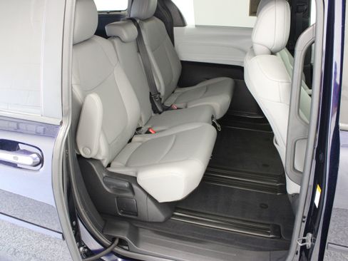 Used 2026 Toyota Sienna XLE FWD image 35