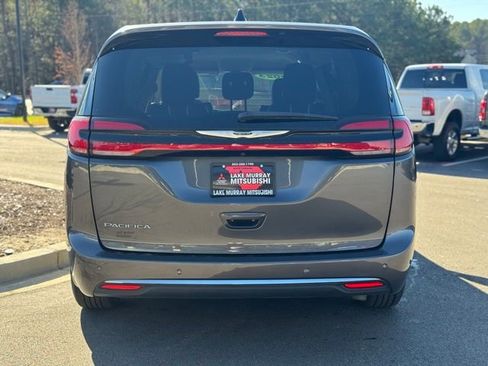 Used 2023 Chrysler Pacifica Touring-L image 9