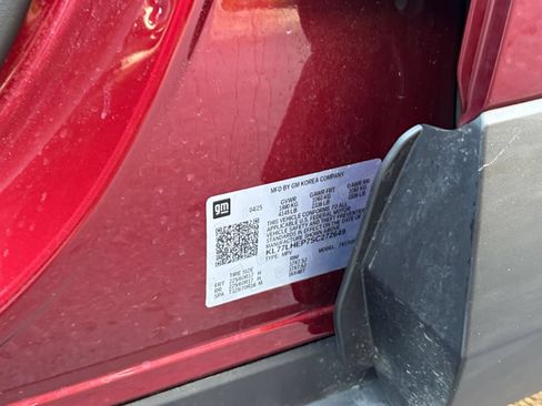 Used 2025 Chevrolet Trax LT FWD image 29