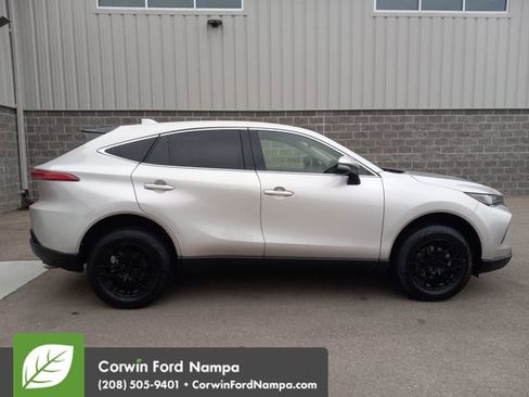 Used 2022 Toyota Venza LE image 2