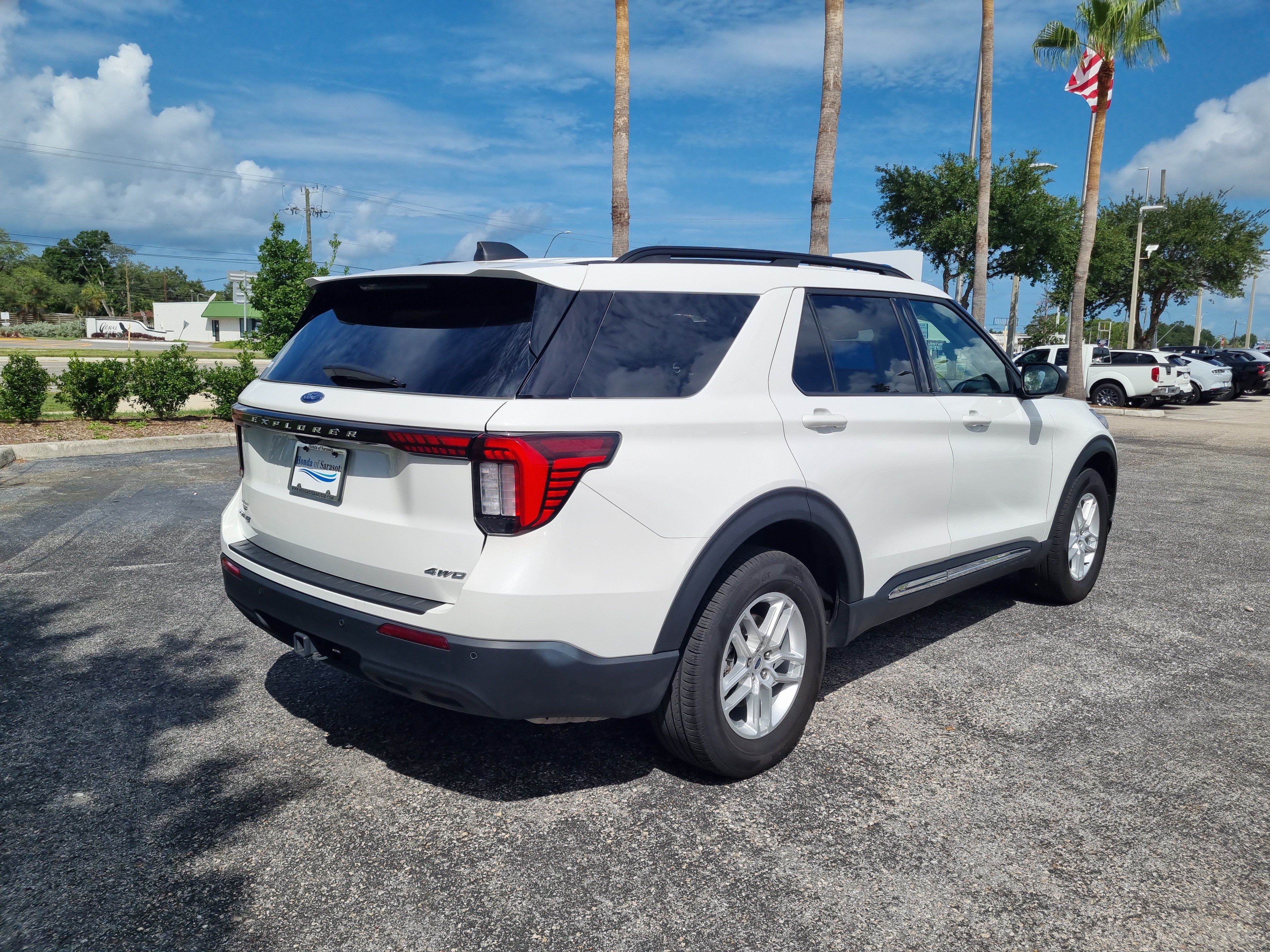 Used 2025 Ford Explorer Active AWD/4WD image 7