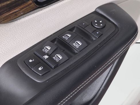 Used 2022 Chrysler Pacifica Limited w/ Uconnect Theater Family Group FWD image 42