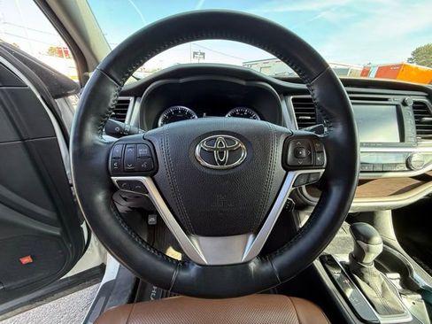 Used 2017 Toyota Highlander Limited Platinum image 10