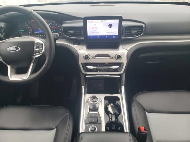 Used 2023 Ford Explorer XLT w/ Equipment Group 202A AWD/4WD image 17