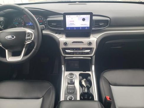 Used 2023 Ford Explorer XLT w/ Equipment Group 202A AWD/4WD image 17