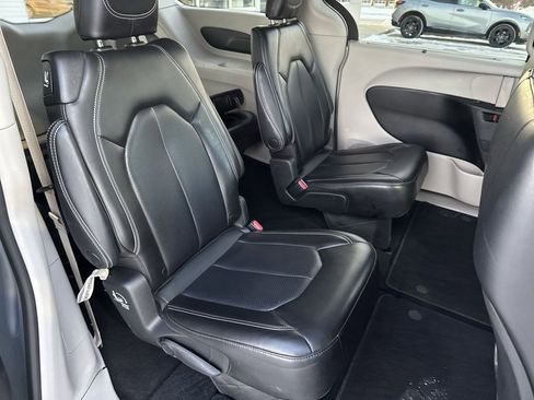 Used 2023 Chrysler Pacifica Touring-L image 20