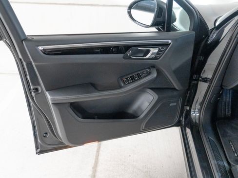 Certified 2026 Porsche Macan AWD/4WD image 16