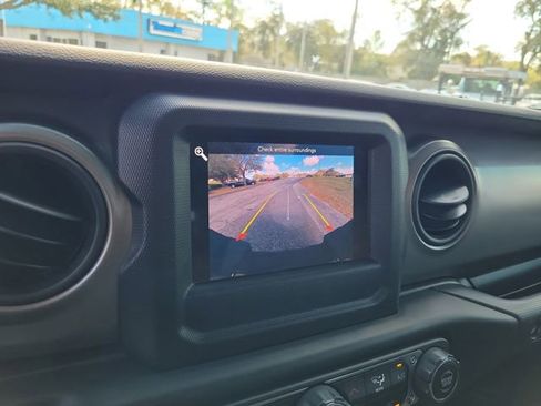 Used 2021 Jeep Gladiator Sport image 18