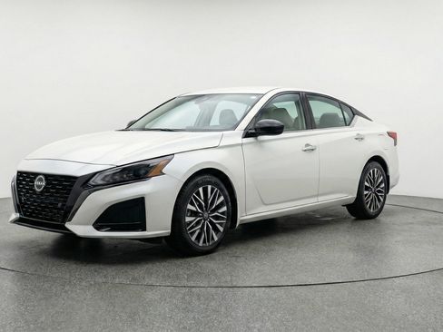 Used 2025 Nissan Altima 2.5 SV FWD image 3