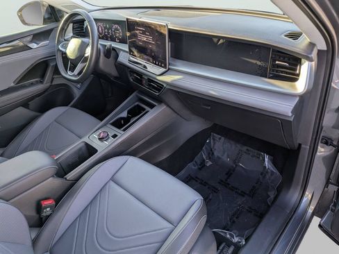 Certified 2025 Volkswagen Tiguan SE FWD image 11