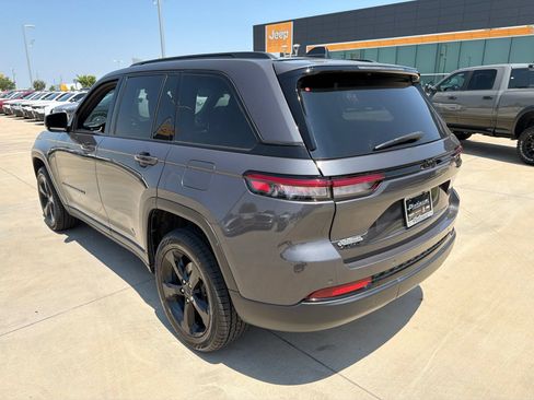 Used 2024 Jeep Grand Cherokee Altitude AWD/4WD image 3