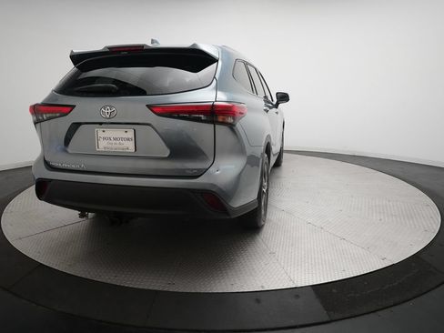 Used 2020 Toyota Highlander XLE FWD image 13