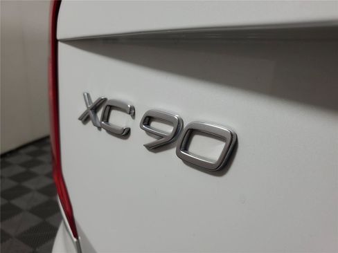 Certified 2025 Volvo XC90 T8 Plus w/ Protection Package Premier AWD/4WD image 8