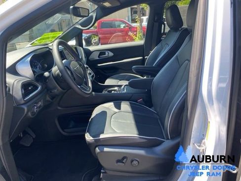 Used 2026 Chrysler Pacifica Limited FWD image 27