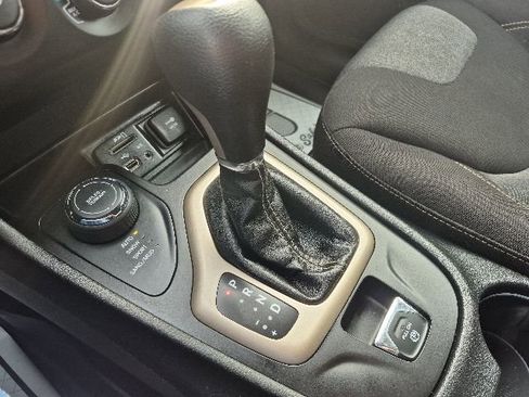 Used 2017 Jeep Cherokee Sport AWD/4WD image 25