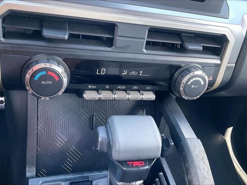 Used 2025 Toyota Tacoma TRD Sport image 33