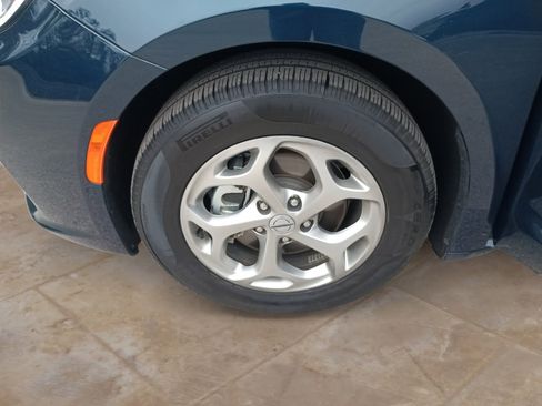 Certified 2024 Chrysler Pacifica Limited image 24