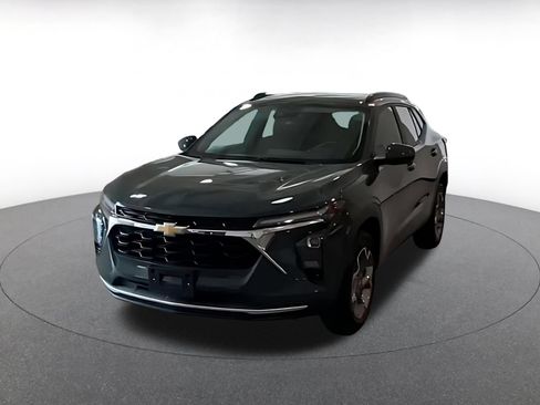 Used 2025 Chevrolet Trax LT FWD image 4
