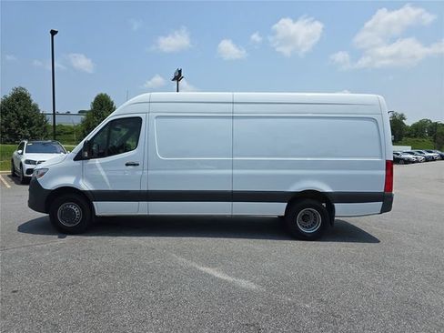 Used 2022 Mercedes-Benz Sprinter 3500 image 8
