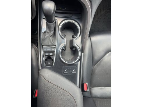 Used 2020 Toyota Camry XLE FWD image 16