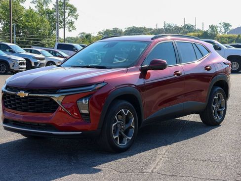 Used 2025 Chevrolet Trax LT FWD image 6