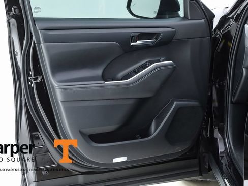 Used 2020 Toyota Highlander XLE AWD/4WD image 18