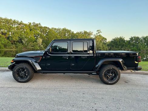 Used 2024 Jeep Gladiator Sport image 2