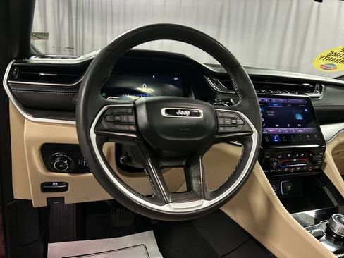 Used 2025 Jeep Grand Cherokee Limited w/ Luxury Tech Group II AWD/4WD image 15