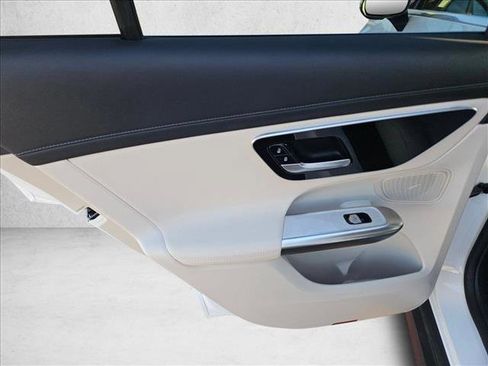 Used 2025 Mercedes-Benz GLC 300 4MATIC image 9