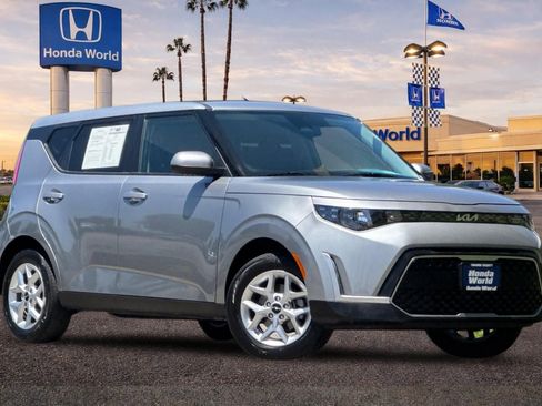 Used 2025 Kia Soul LX w/ LX Technology Package FWD image 2