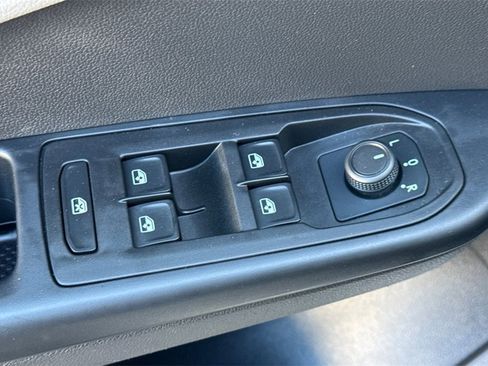 Used 2022 Volkswagen Taos S image 15