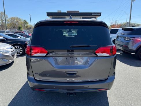 Used 2018 Chrysler Pacifica Touring-L image 5