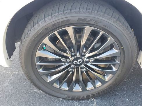 Used 2024 INFINITI QX80 Sensory AWD/4WD image 5