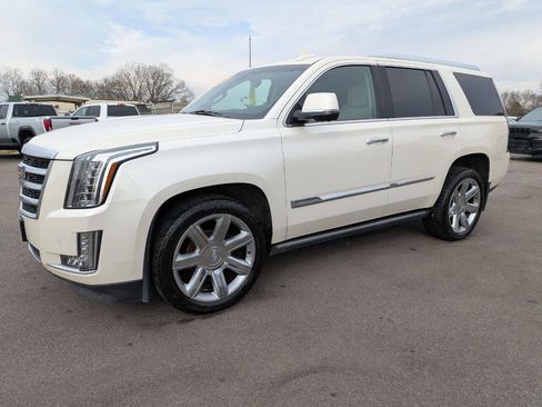 Used 2015 Cadillac Escalade Premium image 2