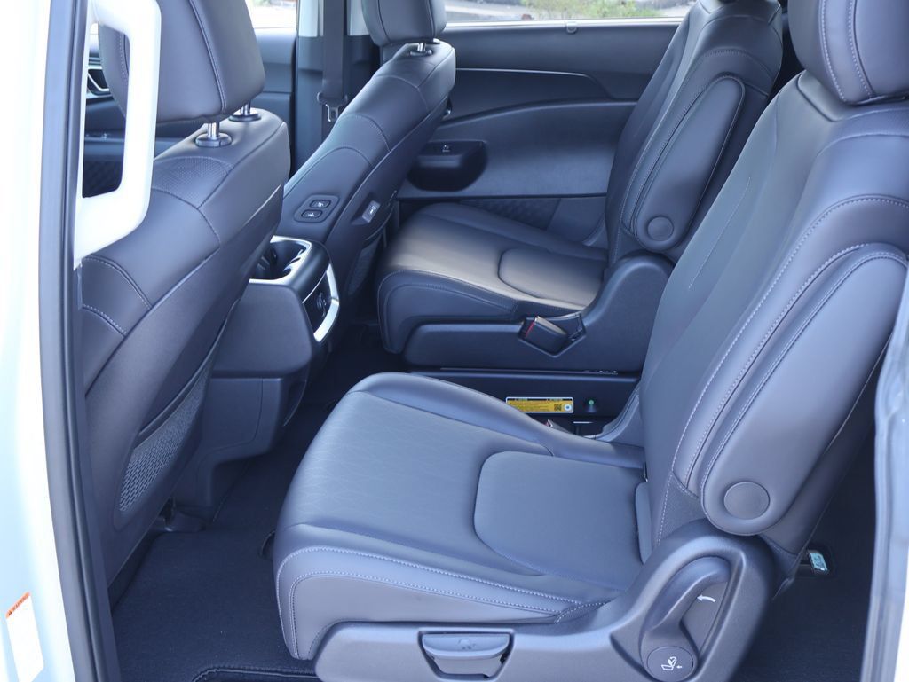 New 2027 Kia Carnival EX w/ Dark Edition Package FWD image 15