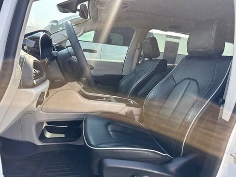 Used 2024 Chrysler Pacifica Limited AWD/4WD image 6