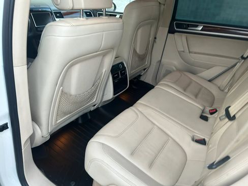 Used 2013 Volkswagen Touareg TDI image 21