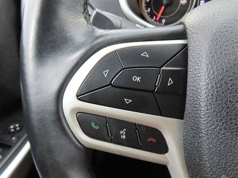 Used 2018 Jeep Cherokee Latitude Plus w/ Comfort/Convenience Group FWD image 22