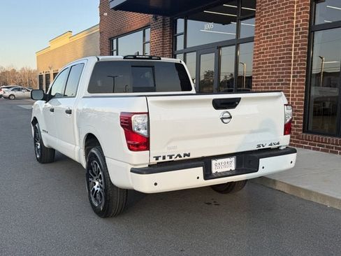 Used 2022 Nissan Titan SV image 4