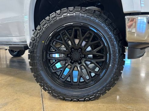 Used 2025 Chevrolet Silverado 1500 LTZ w/ Z71 Off-Road Package AWD/4WD image 10