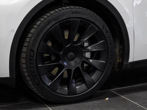 Used 2022 Tesla Model Y Long Range image 58