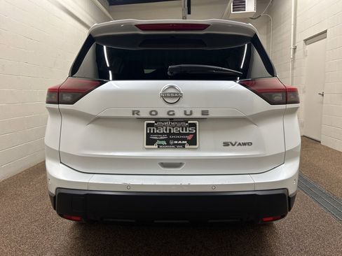 Used 2024 Nissan Rogue SV image 3