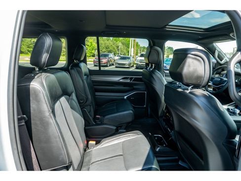 Used 2023 Jeep Wagoneer Series II AWD/4WD image 19